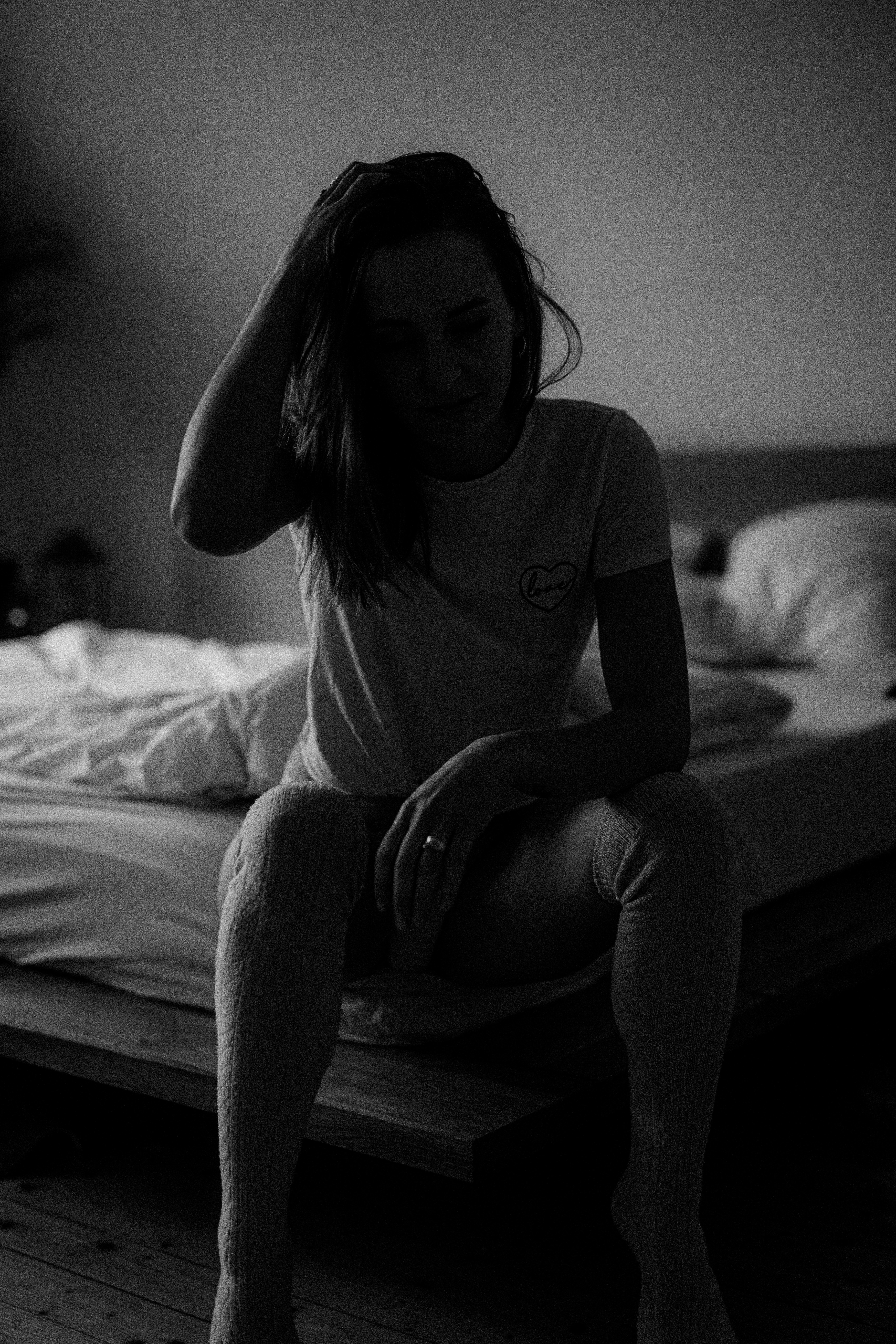 Vrouw uitgeput en overprikkeld in bed slapeloosheid en stress