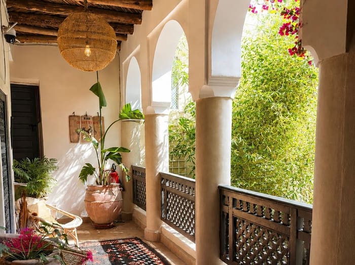Overdekt terras met bogen in de riad
