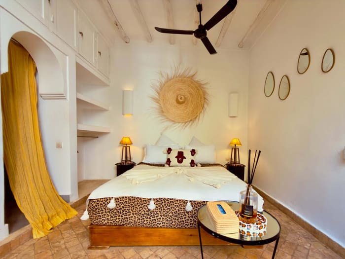 Een van de slaapkamers in de riad