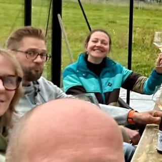 Yvonne en gezelschap tijdens de proeverij in de kas van Wijndomein Bergen