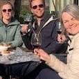 Floor en Lars met vrienden aan tafel tijdens de wijn-spijs proeverij