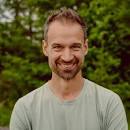 Johan de Meijer, lid van Domein Bergen, bij zijn eigen wijnstok