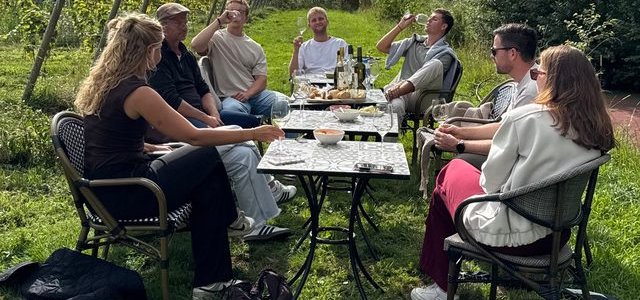 Wijn-spijsproeverij aan een tafel in de wijngaard bij Alkmaar
