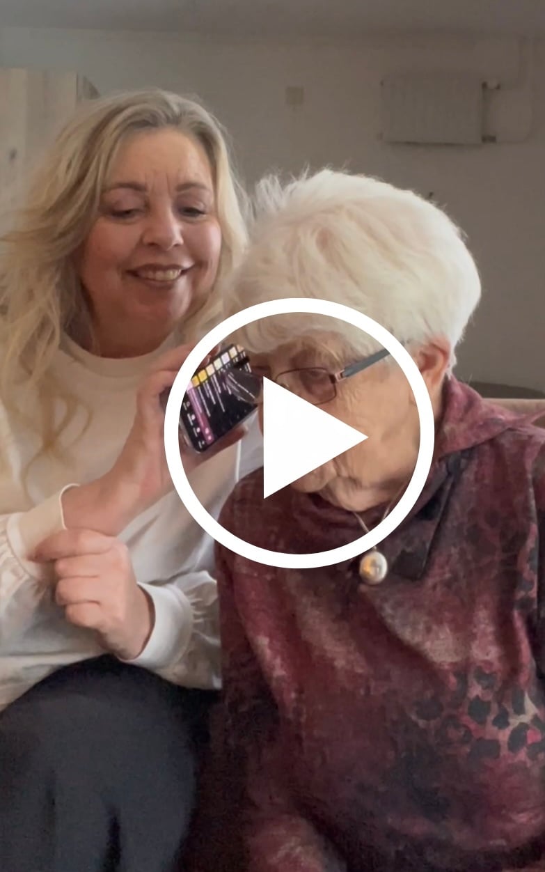 Oma en kleindochter luisteren naar muziek