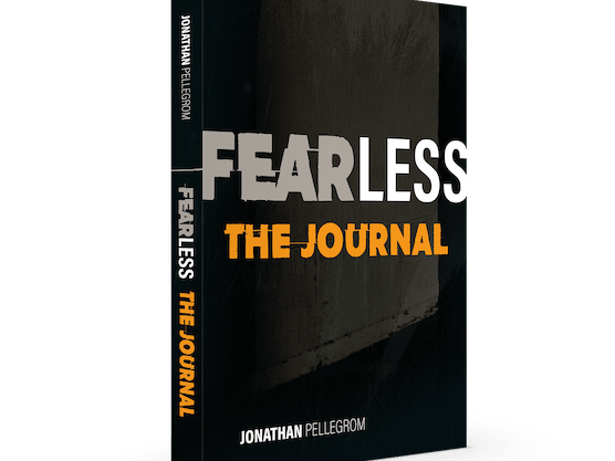 FEARLESS Journal, een christelijk zelfhulp-dagboek voor jongeren die angst, stress en paniek willen overwinnen. Met dagelijkse reflecties en oefeningen voor mentale gezondheid, rust, helderheid en geloofsgroei voor iedereen die worstelt met onzekerheid.