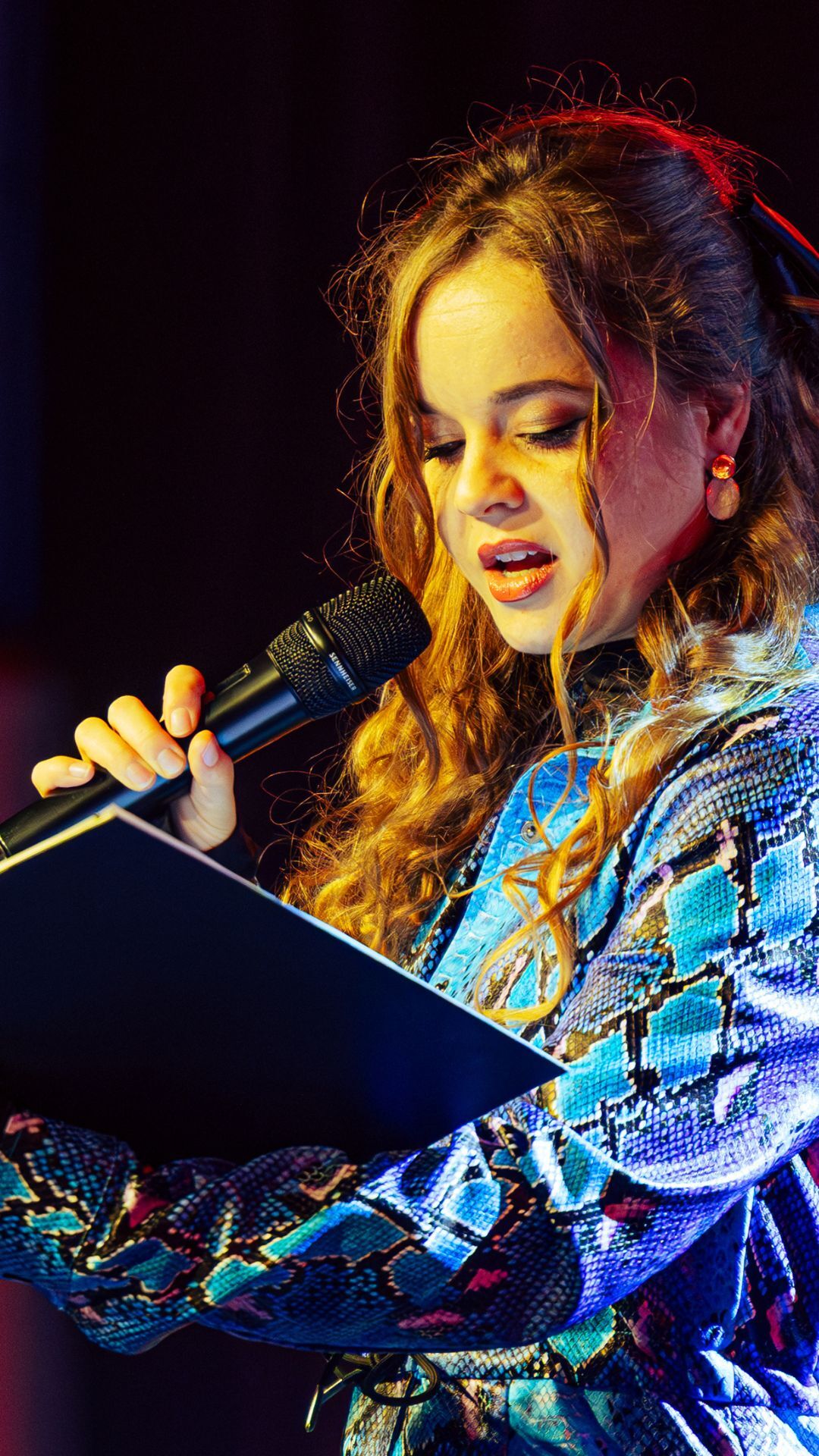 Spoken word artiest op het podium