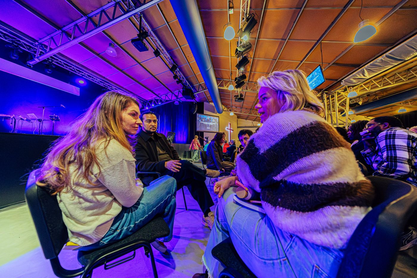 Ontmoeting tussen jeugdleiders in de grote zaal