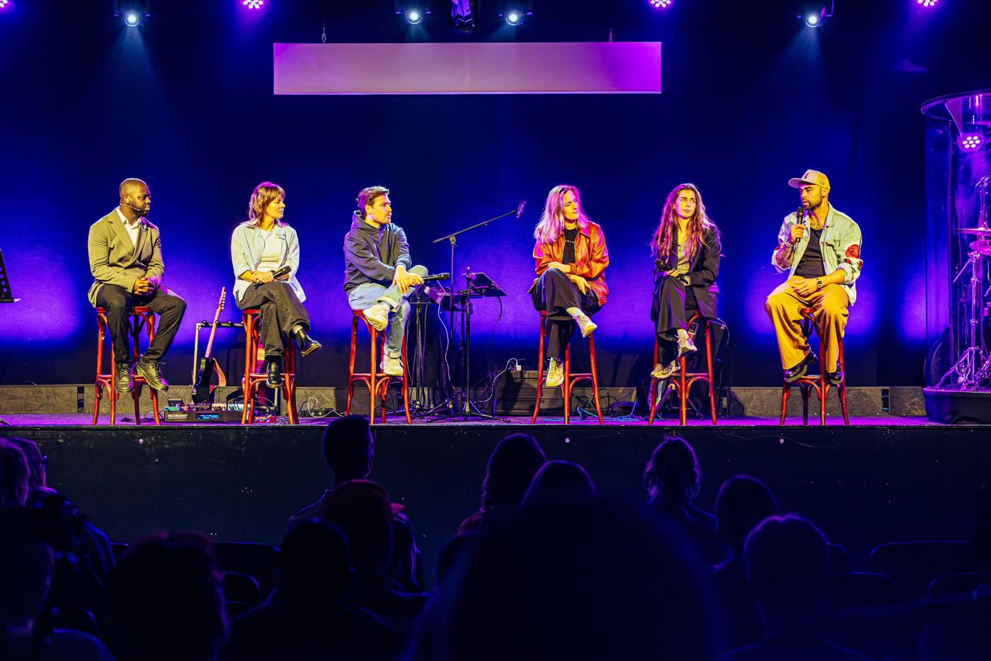 Panelgesprek over mentale gezondheid op het podium van Break the Silence 2026 in Chapel Avenue, Almere