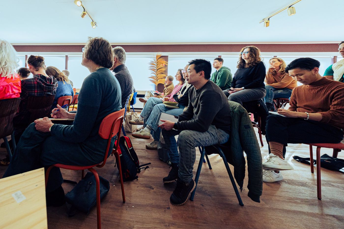 Jeugdleiders maken aantekeningen tijdens een workshop
