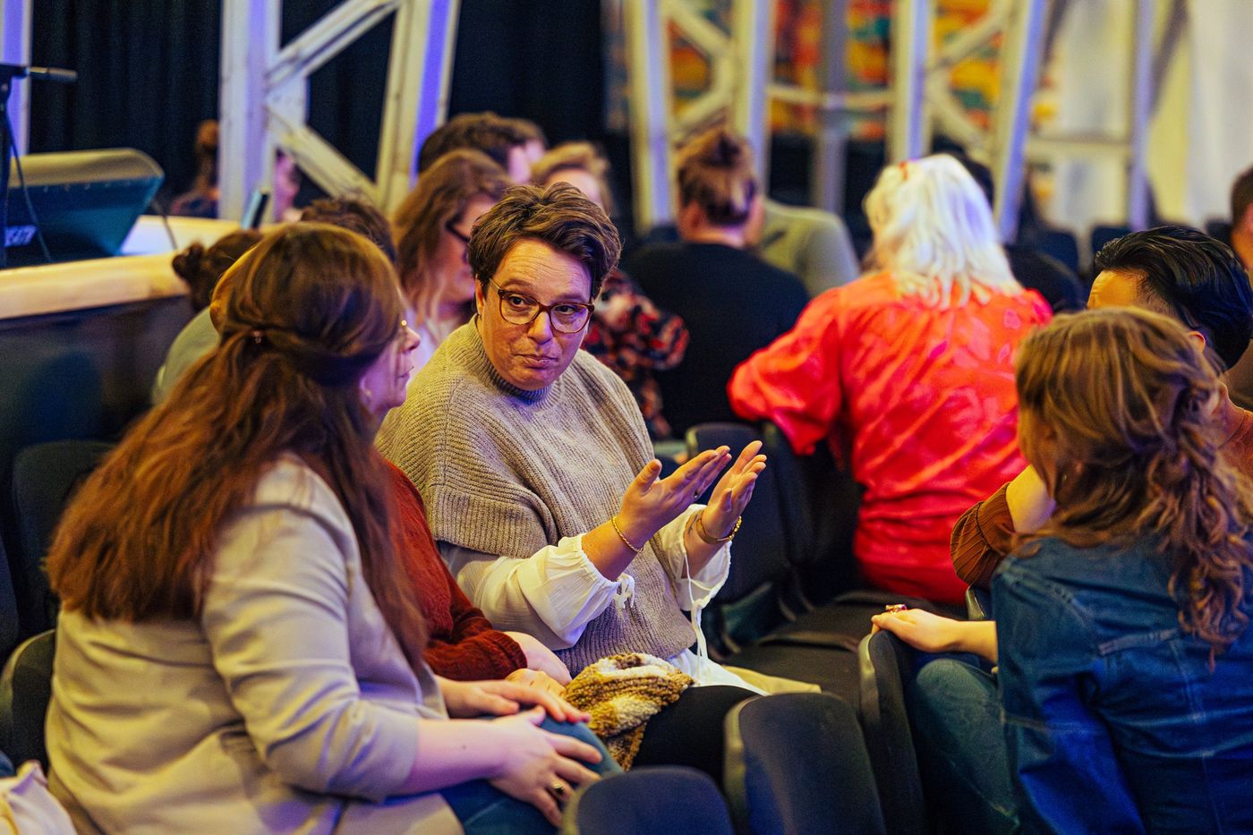 Jeugdleiders in gesprek met elkaar