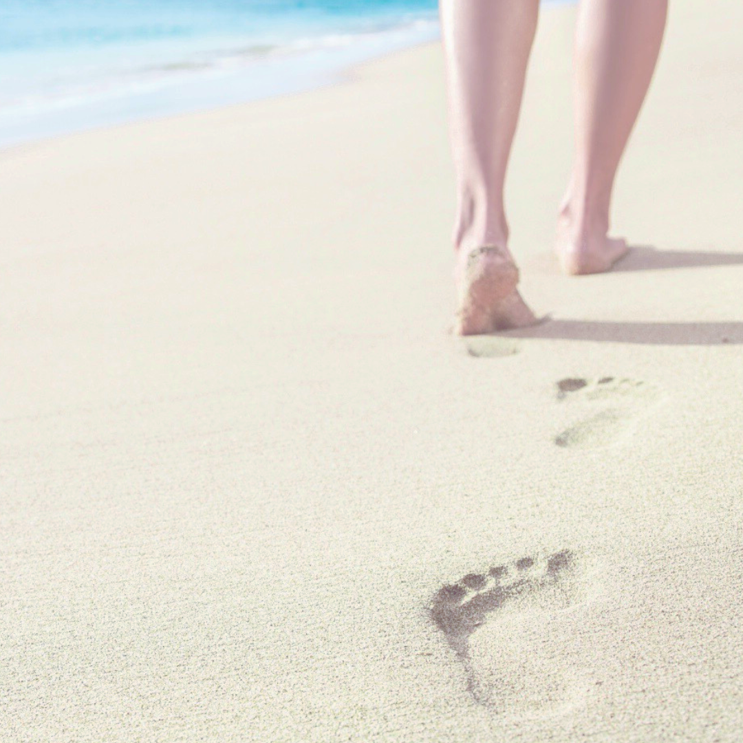 Voet afdruk van zachte voeten in het zand