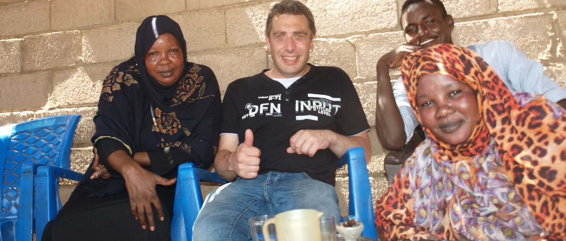 Reizen door Afrika betekent vertrouwen, contact maken en soms hulp krijgen op onverwachte momenten.