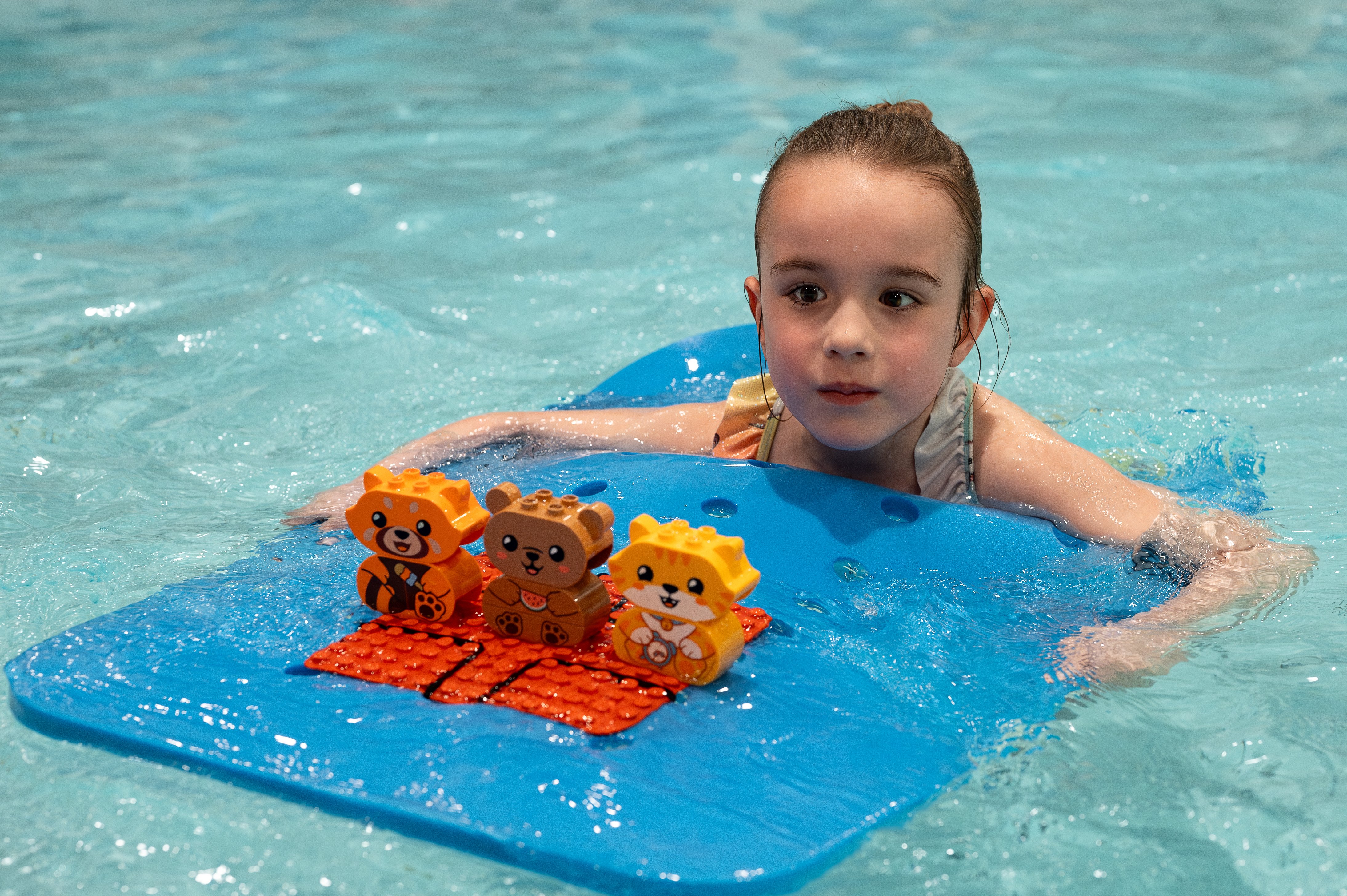 Kind overwint angst in zwemles en voelt trots – minder spanning, meer plezier – ABC Helden