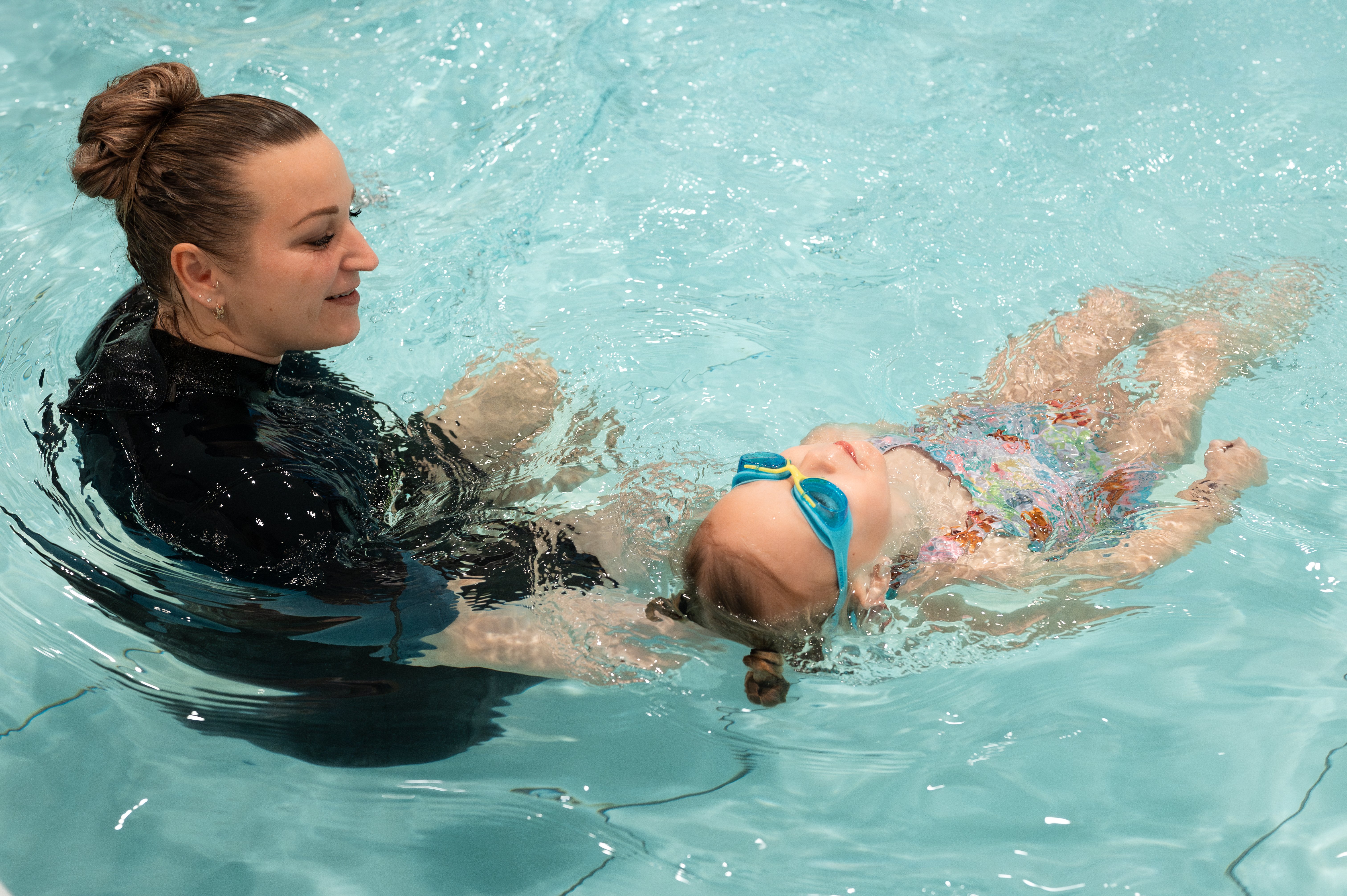 Kinderen leren angst omzetten in plezier – veilige leeromgeving – workshop angst in zwemles – ABC Helden