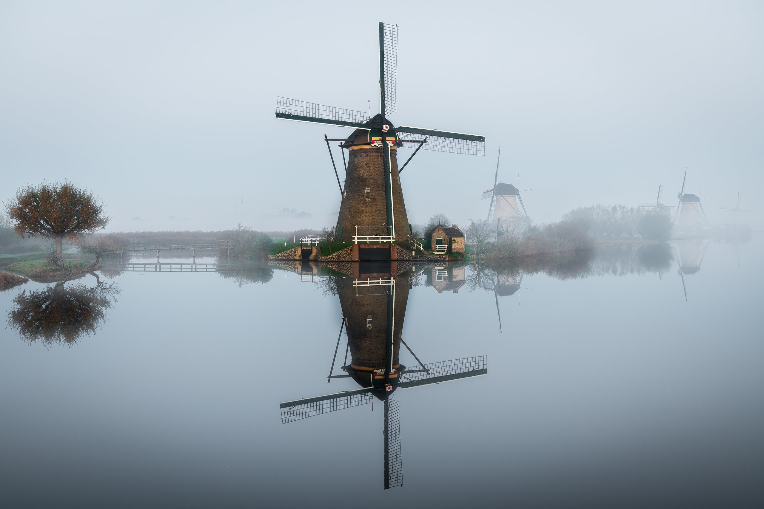 Kinderdijk-molen-in-de-mist