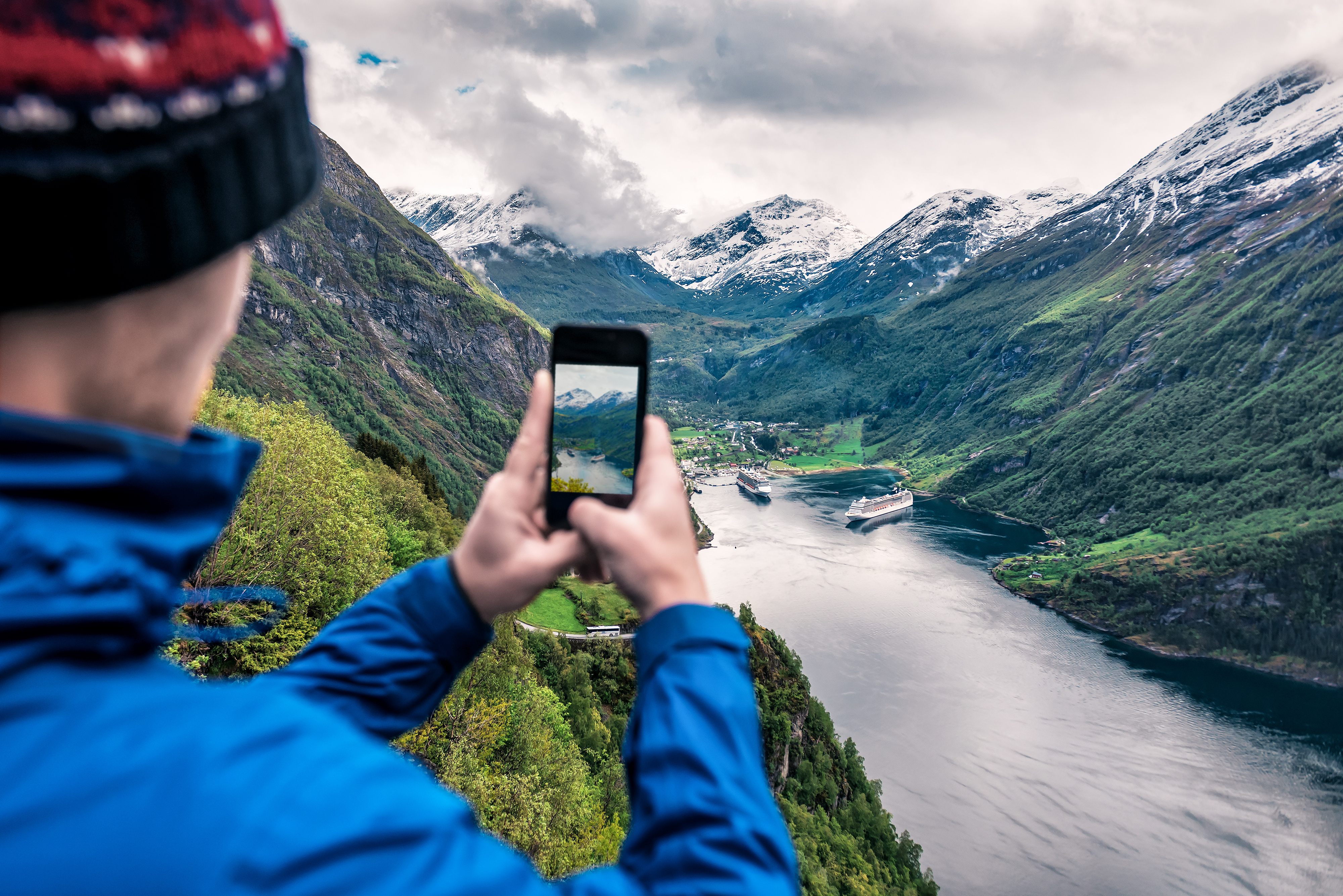 Man maakt foto met zijn telefoon in Noorwegen