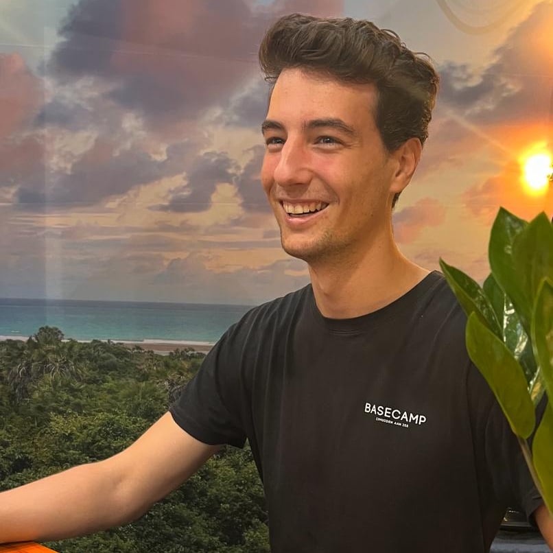 Rick, salesmanager bij Basecamp, lachend bij zonsondergang
