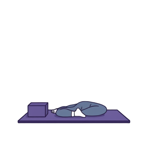 Persoon ligt op zij in rustpositie op yogamat met blok.