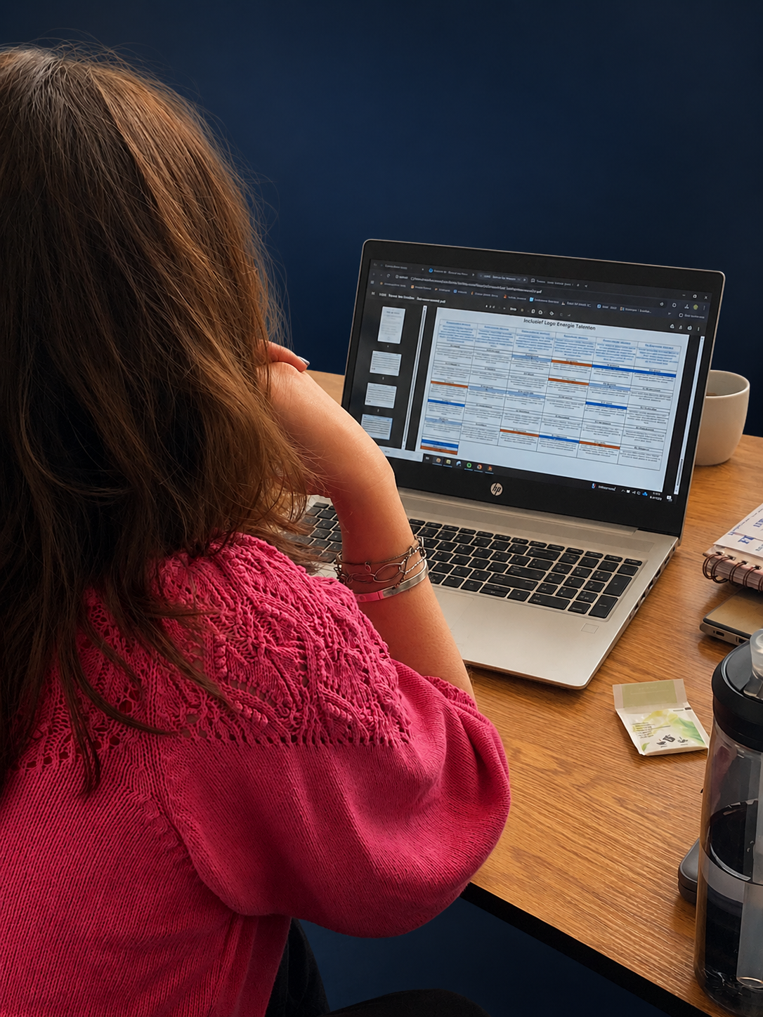 Vrouw kijkt naar haar laptop en ziet haar talentenprofiel van de talententest van Talentdiggers