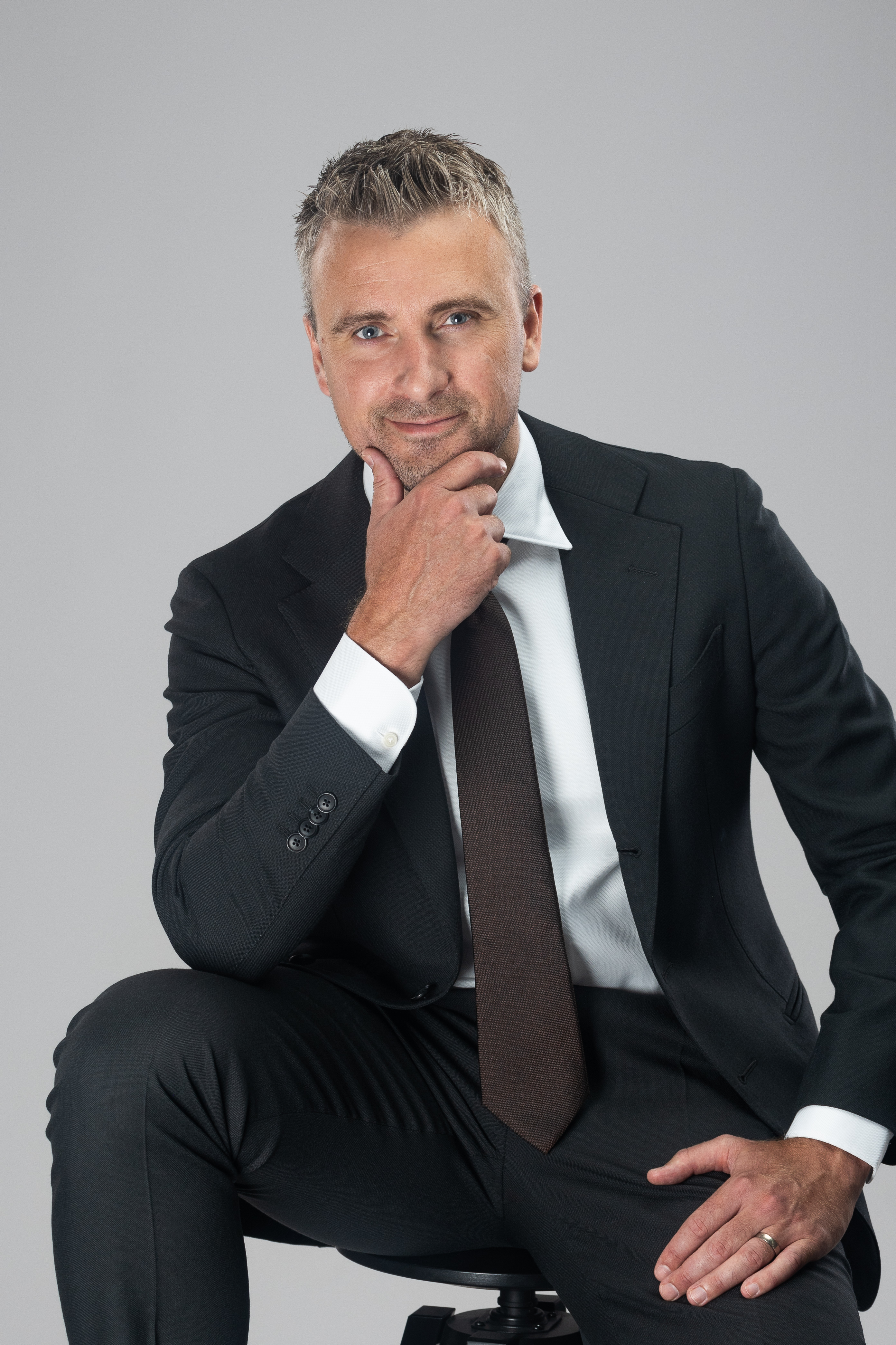 Profielfoto man grijze achtergrond