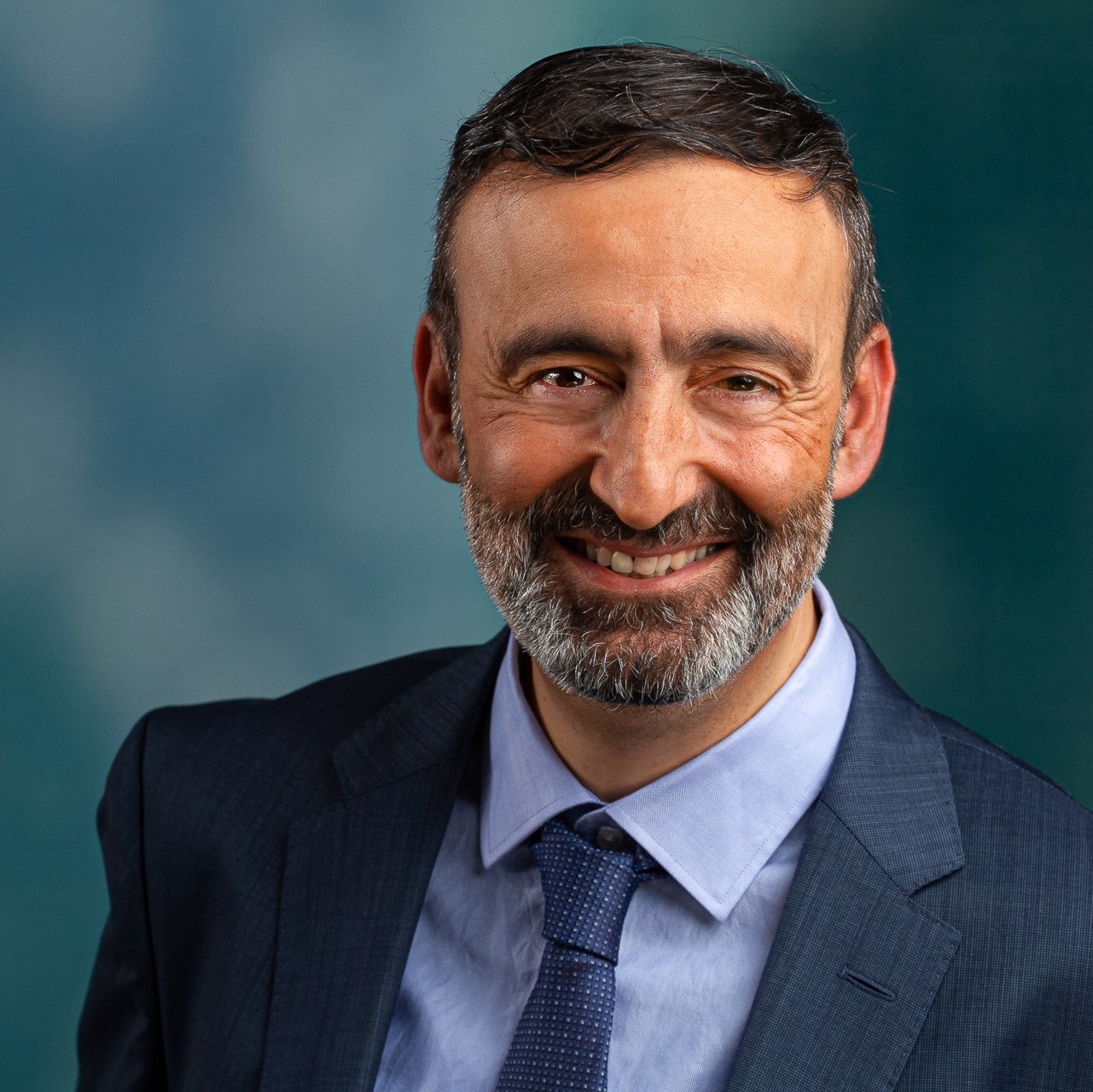 profielfoto, blauwe achtergrond, lachend