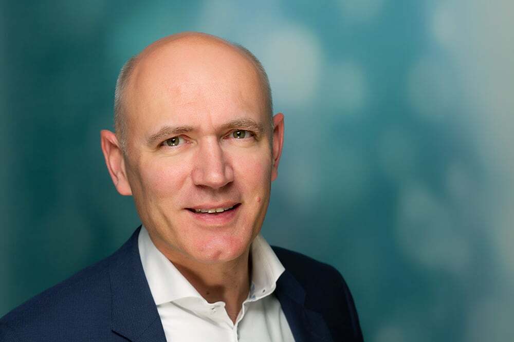 CEO, blauwe achtergrond, profielfoto,