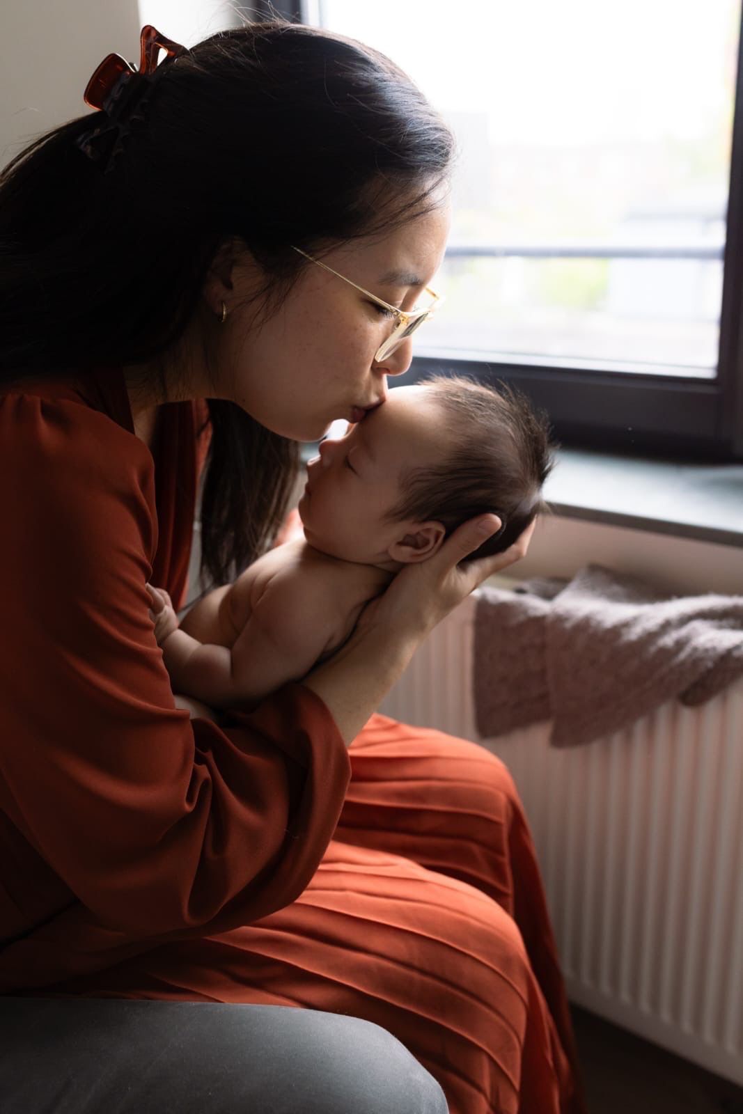 dame met baby in armen en geeft een kusje