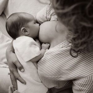 baby aan borst liggend