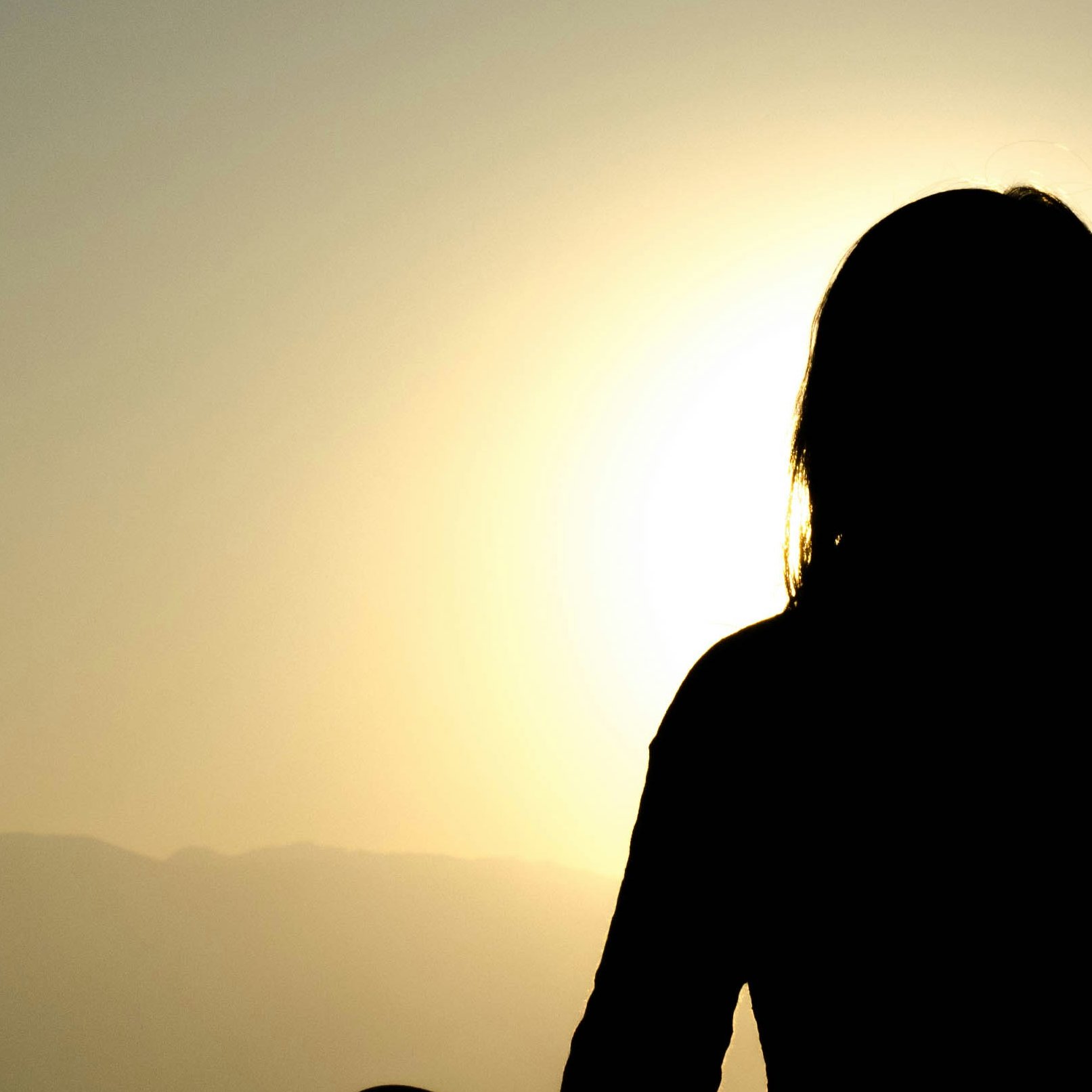 Vrouw in natuur die mediteert