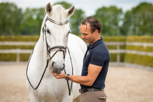 Bastiaan de Recht met een paard tijdens werk aan de hand