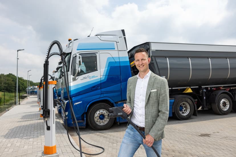 Johnny Nijenhuis van Depotcharge BNL B.V. bij een elektrische vrachtwagen aan de laadpaal