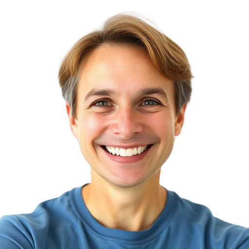 Een persoon glimlacht naar de camera met een witte achtergrond.