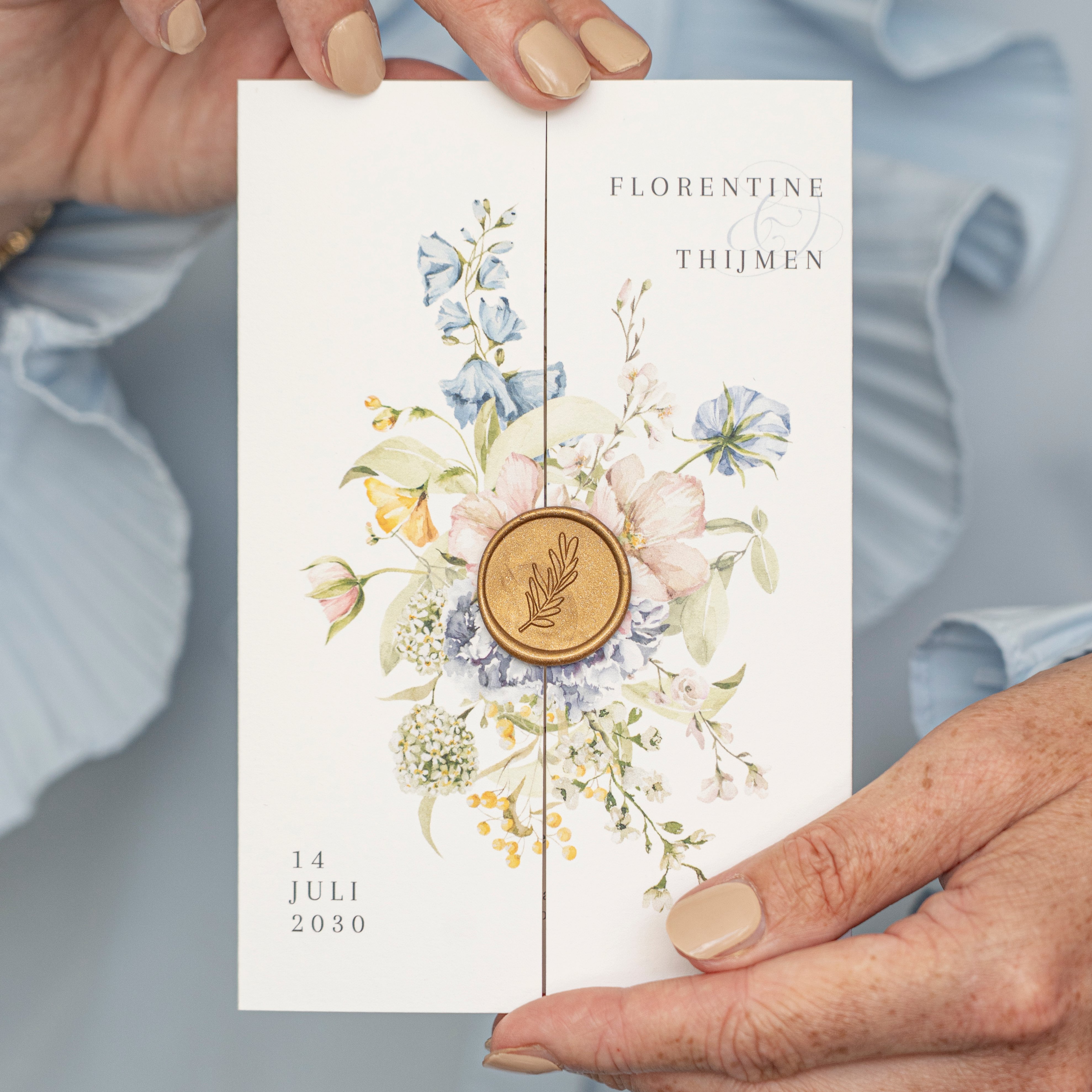 Klassieke drieluik trouwkaart met bloemen