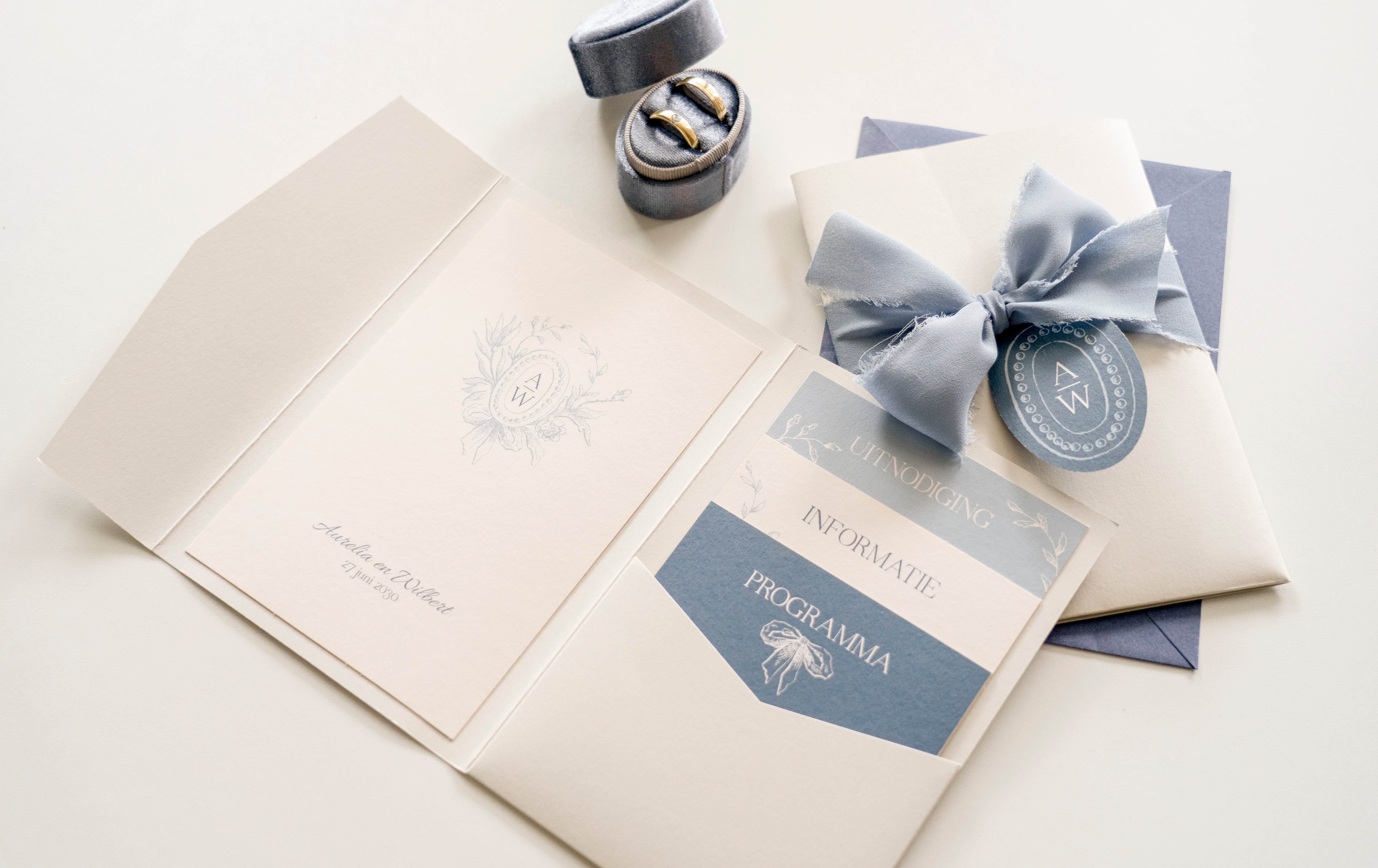 Een vintage trouwkaart die verstuurd wordt in een pocketfold mapje met blauwe tinten.