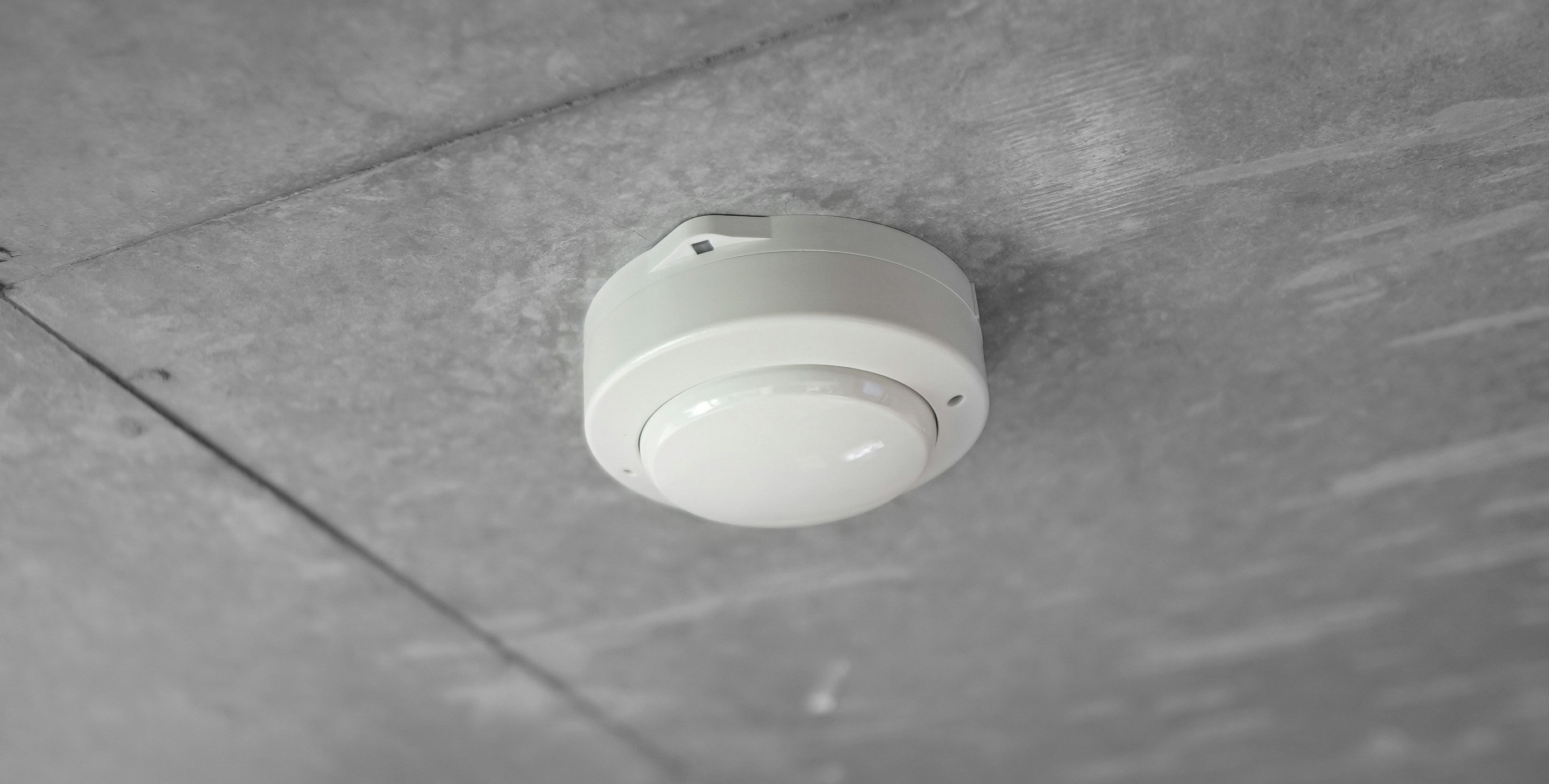 A fire alarm on the ceiling