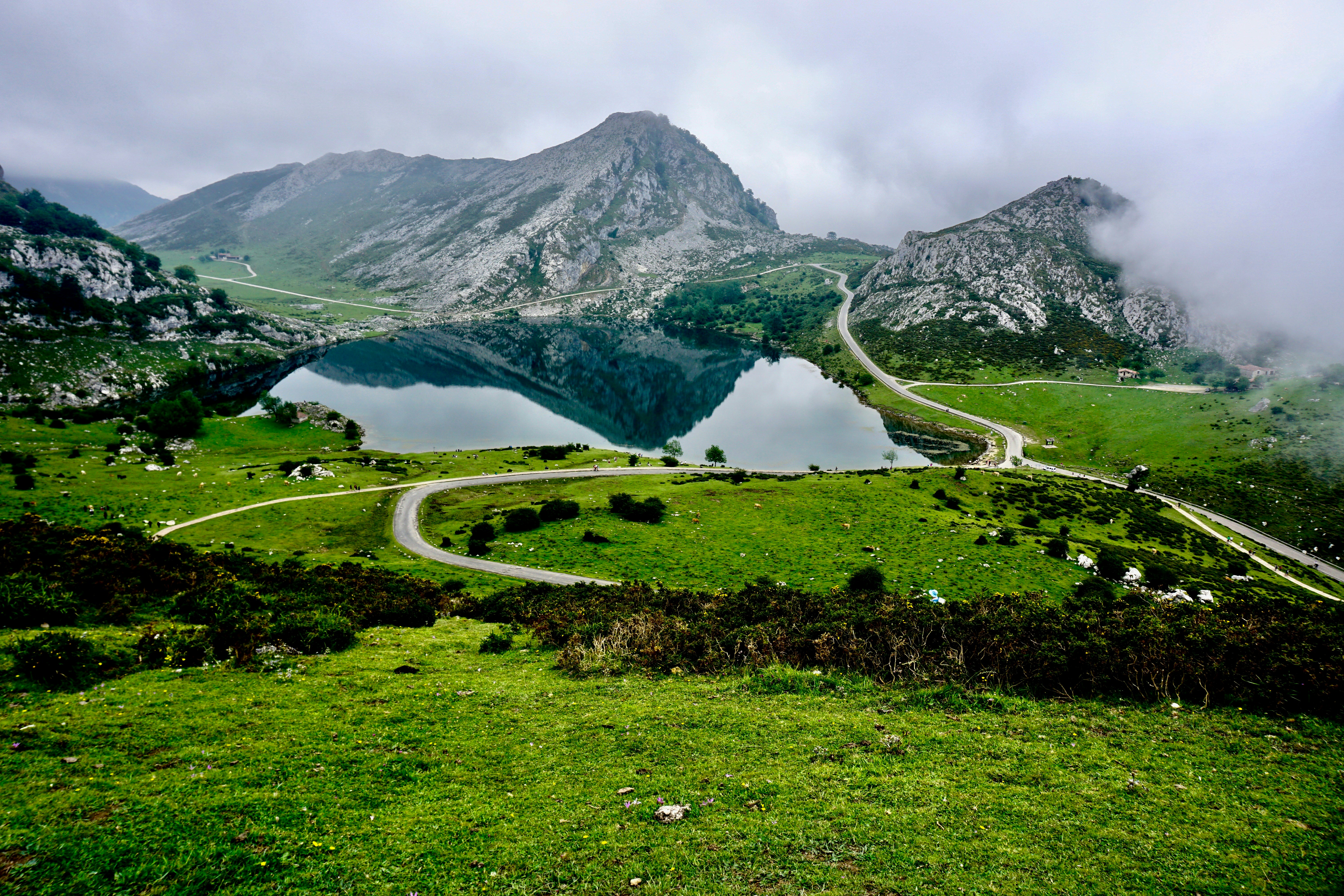 Uno de los picos del macizo occidental de los Picos de Europa reflejado en el lago Enol. Situado dentro del territorio de Asturias, este lago, junto con el lago de la Ercina, forma el conjunto conocido como Lagos de Covadonga, en el Parque Nacional de los