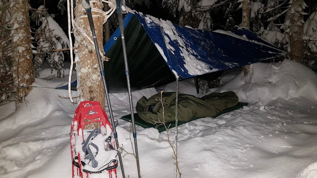 Bushcraft winterkamperen met tarp in de winterse natuur