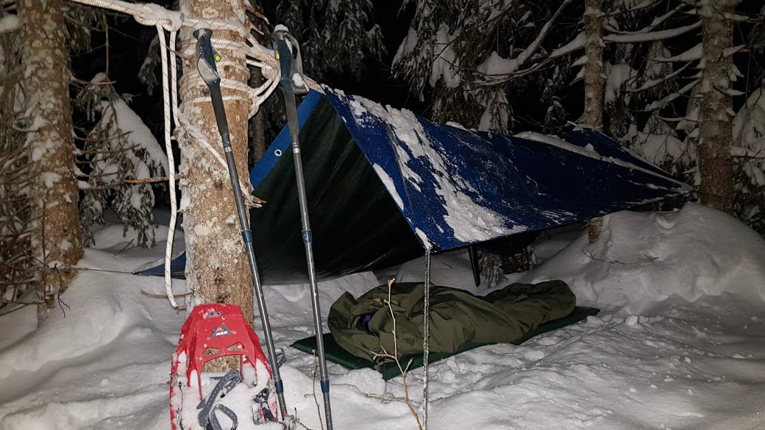 Bushcraft winterkamperen met tarp in de winterse natuur