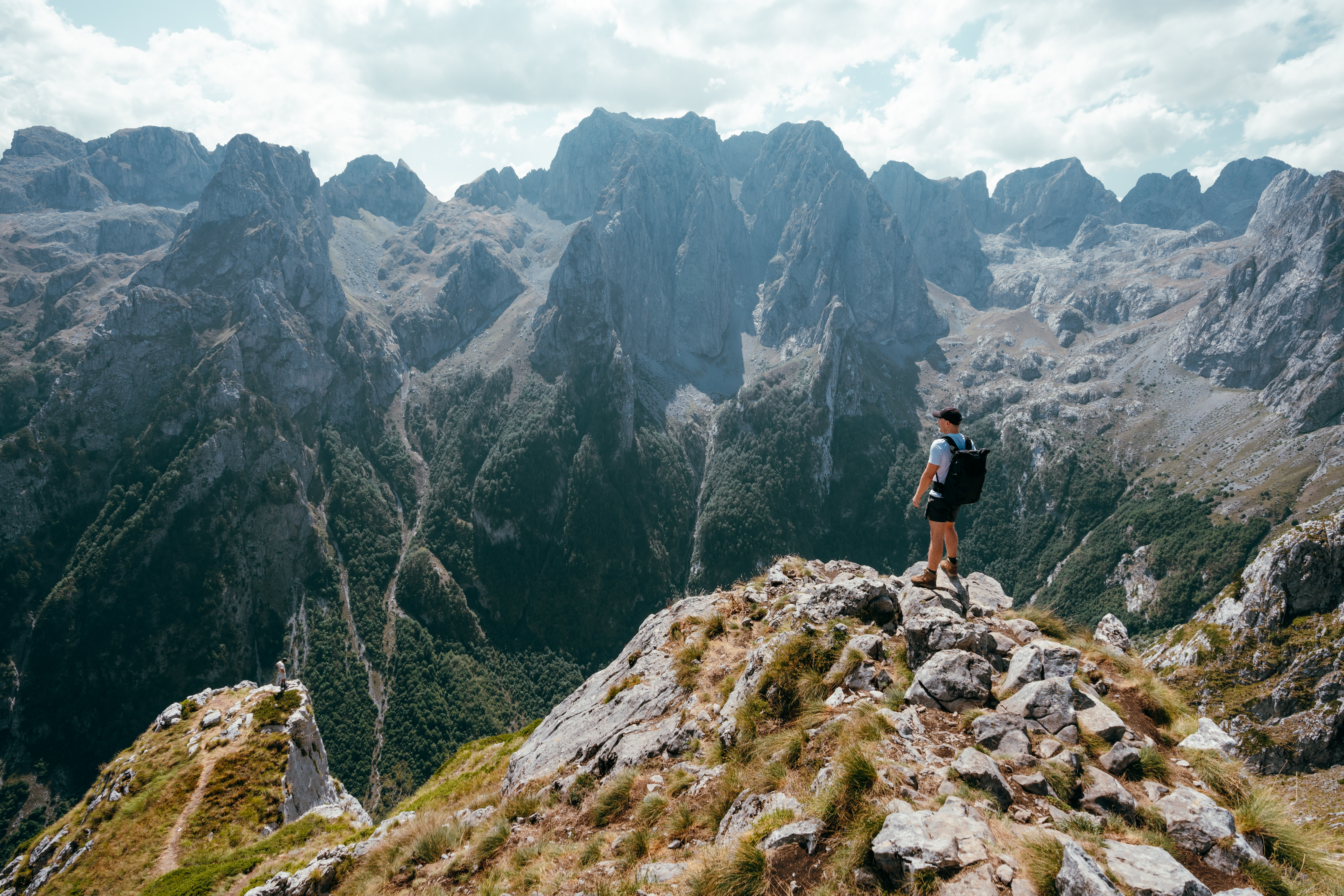 Groep wandelaars tijdens een avontuurlijke hike in de bergen van Europa