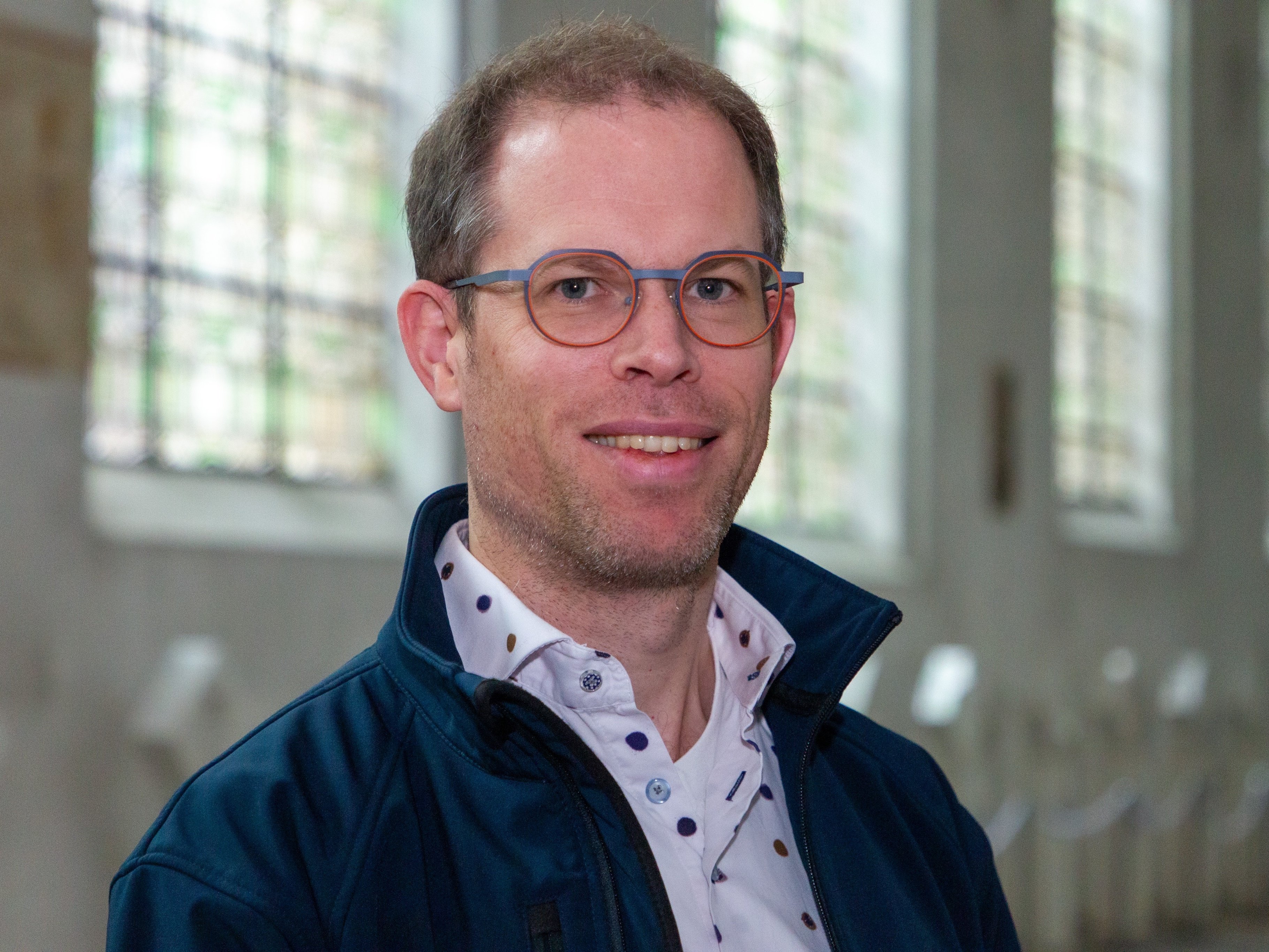 Jezuiet Jos Moons in een kerk