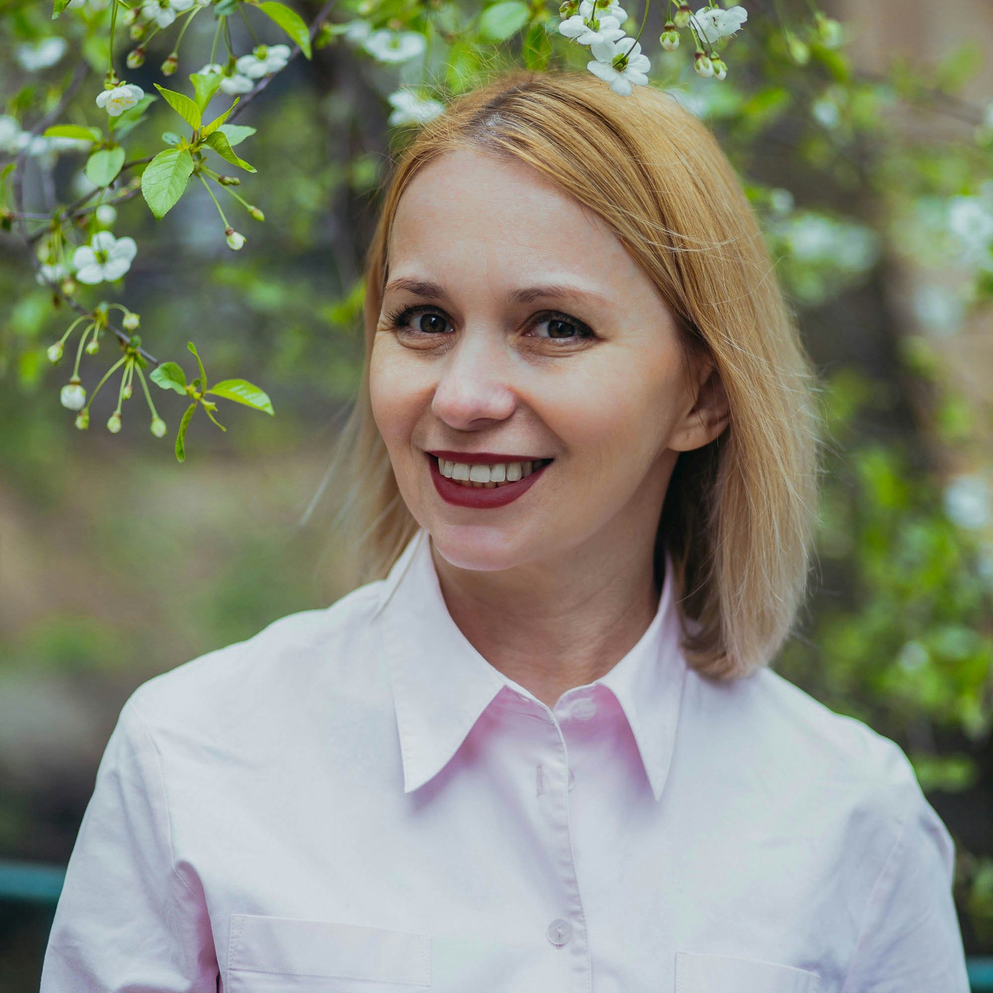 MUM'S BEAUTY----
Candid photos are always beautiful. A sincere smile and kind eyes, a guarantee that a person is good. Such emotions are even transmitted through photography, which makes it just as sincere and interesting. I must admit that in the beginni