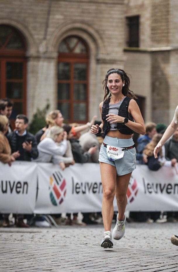 Louise coaching a marathon runner