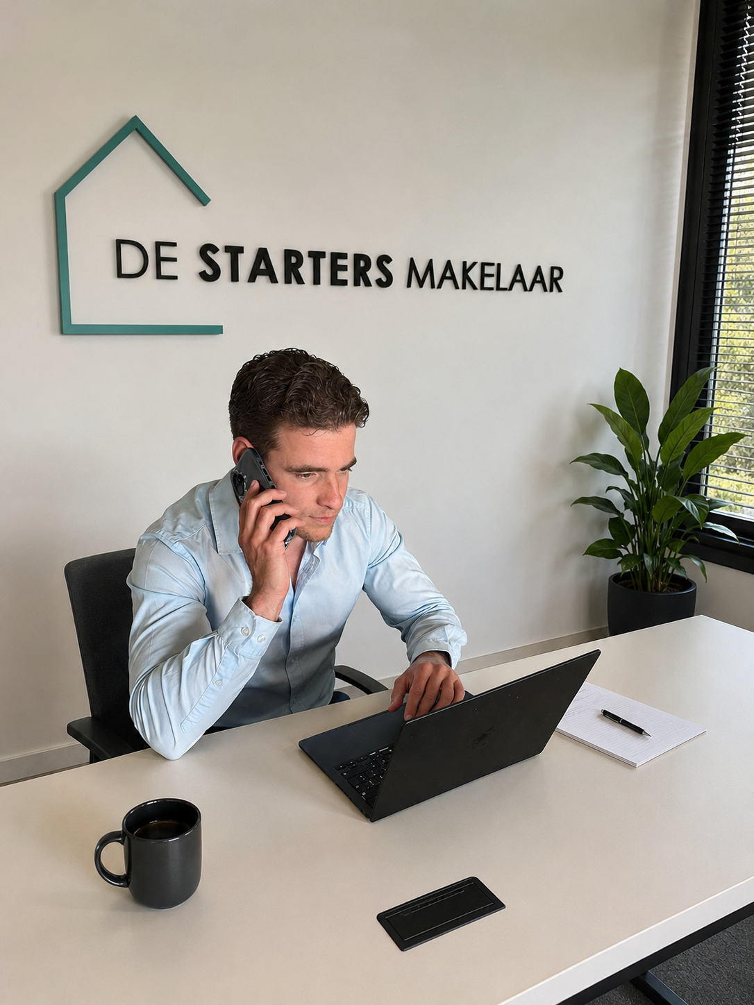 Laurens van De Starters Makelaar bij een succesvol aangekochte woning