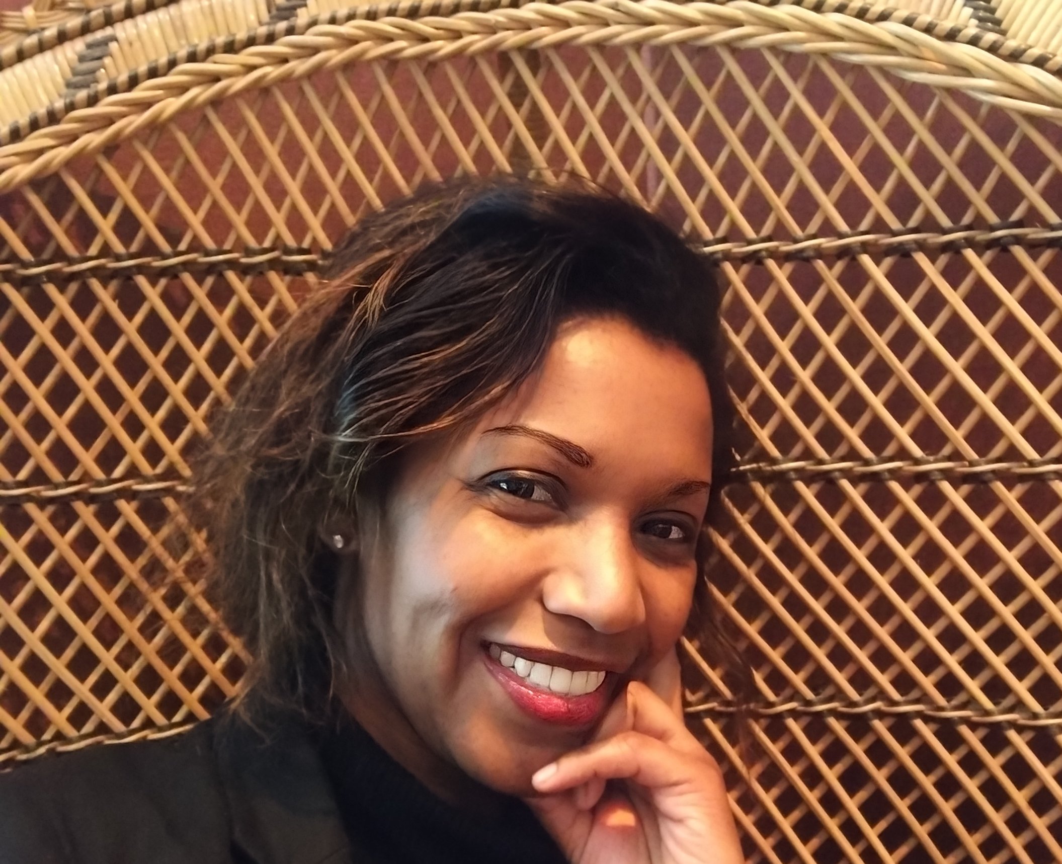 Huidtherapeut Saskia Pinas deelt haar kennis over de unieke eigenschappen van de donkere huid. Ontdek waarom de melaninerijke huid méér is dan alleen pigment en volg de online cursus op eskinacademy.nl.