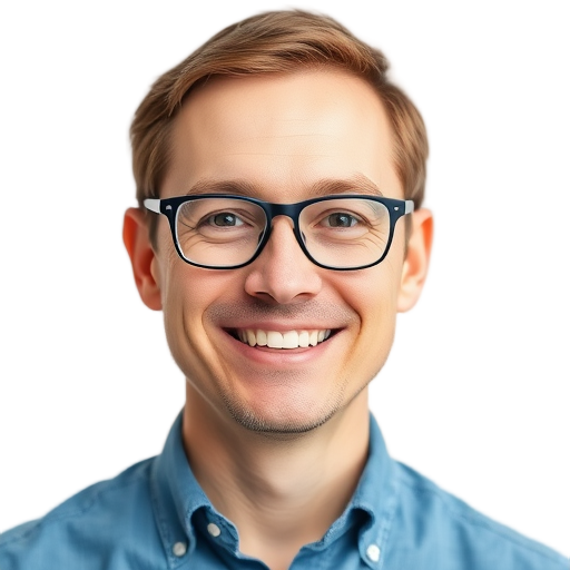 Een persoon glimlachend naar de camera met een witte achtergrond.