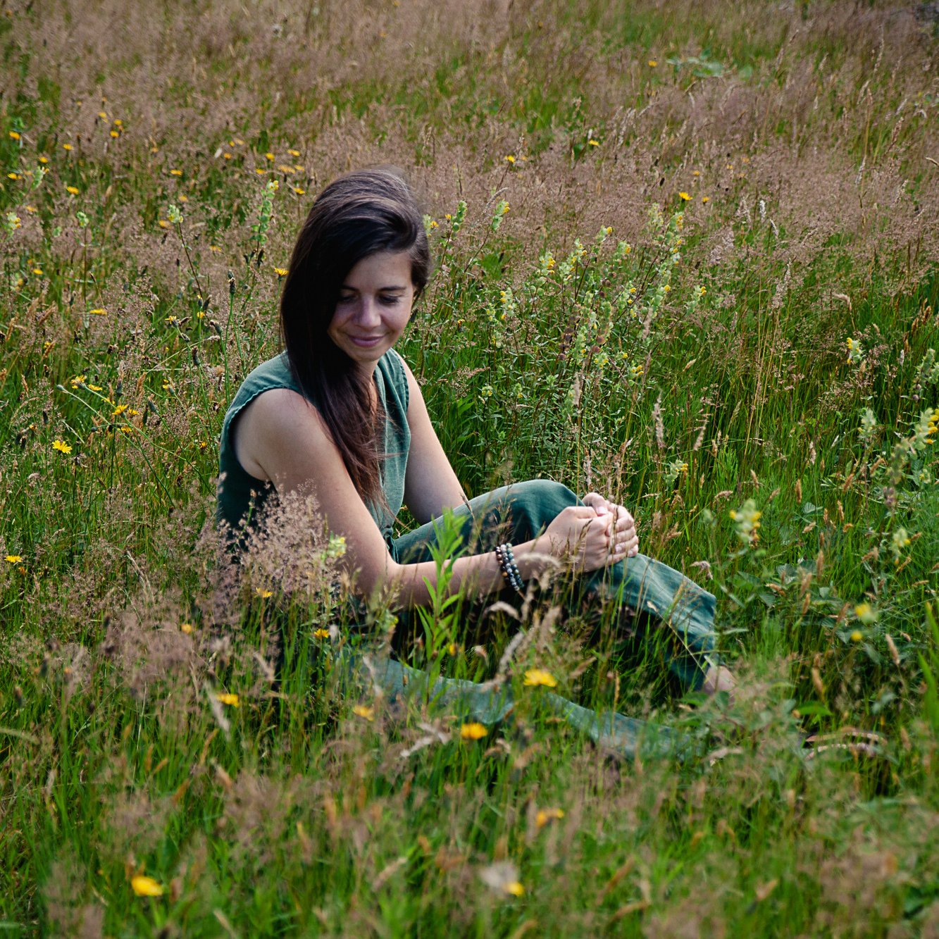 Oona in bloemenveld