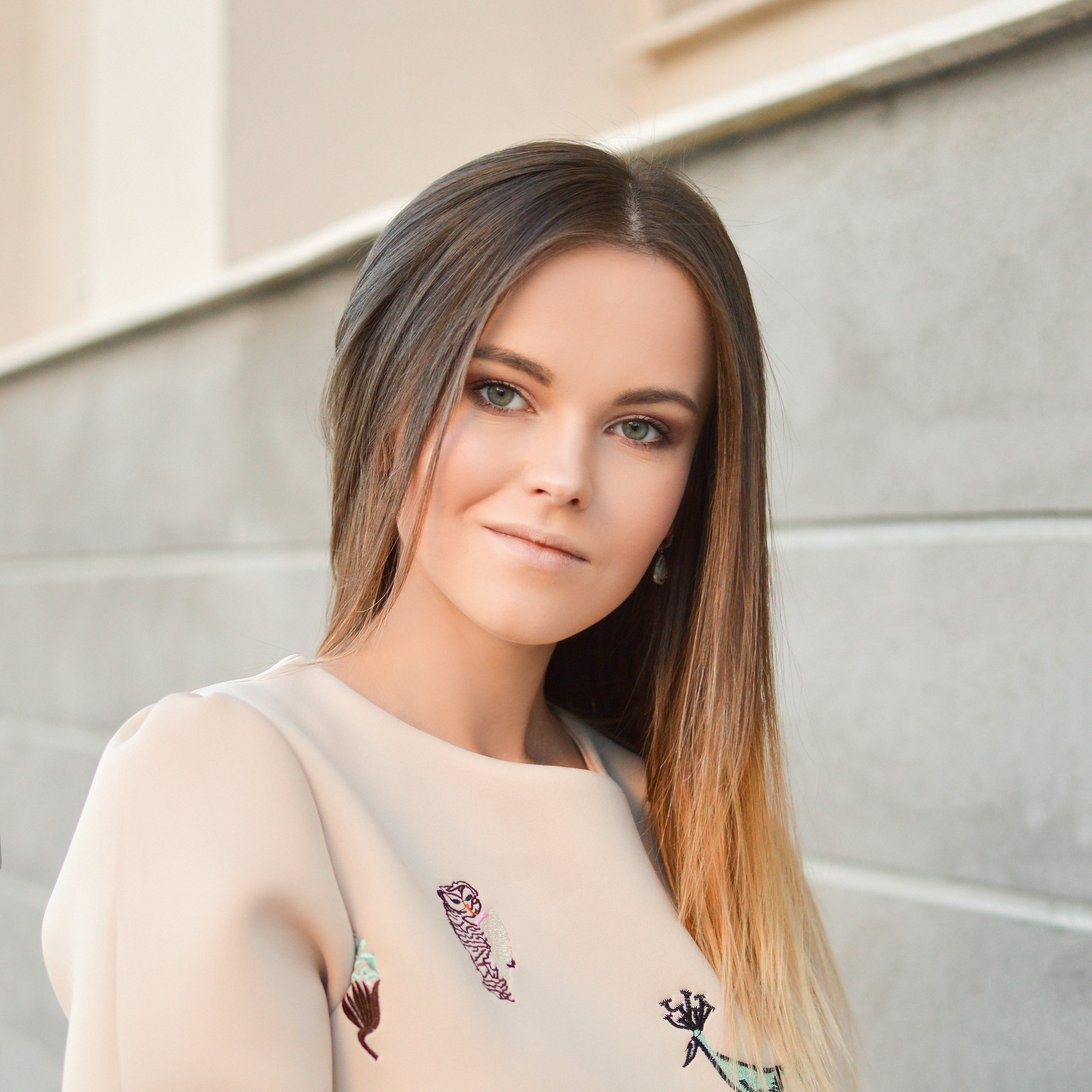 Even though living in Greece, where the Light is intense and the colours as well, we love to shoot for Tamaras Blog in soft tones with pastel colours. Light Pink, blue or a soft grey is always welcome since it is the perfect match for Tamaras Style and lo