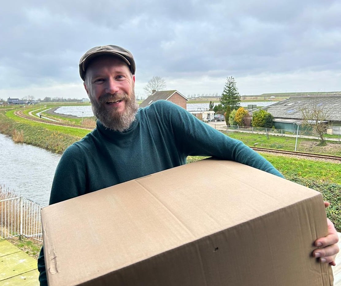 Bij U kantoor bezorgd door ons team met een elektrische auto.