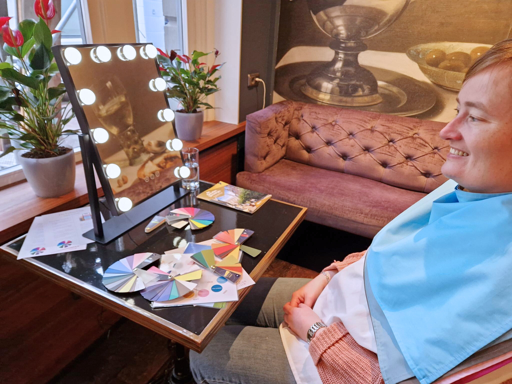 Persoonlijke kleurenanalyse met kleurdoeken, uitgevoerd door een gecertificeerd en gespecialiseerd kleurenanalist, waarbij een klant wordt geanalyseerd.