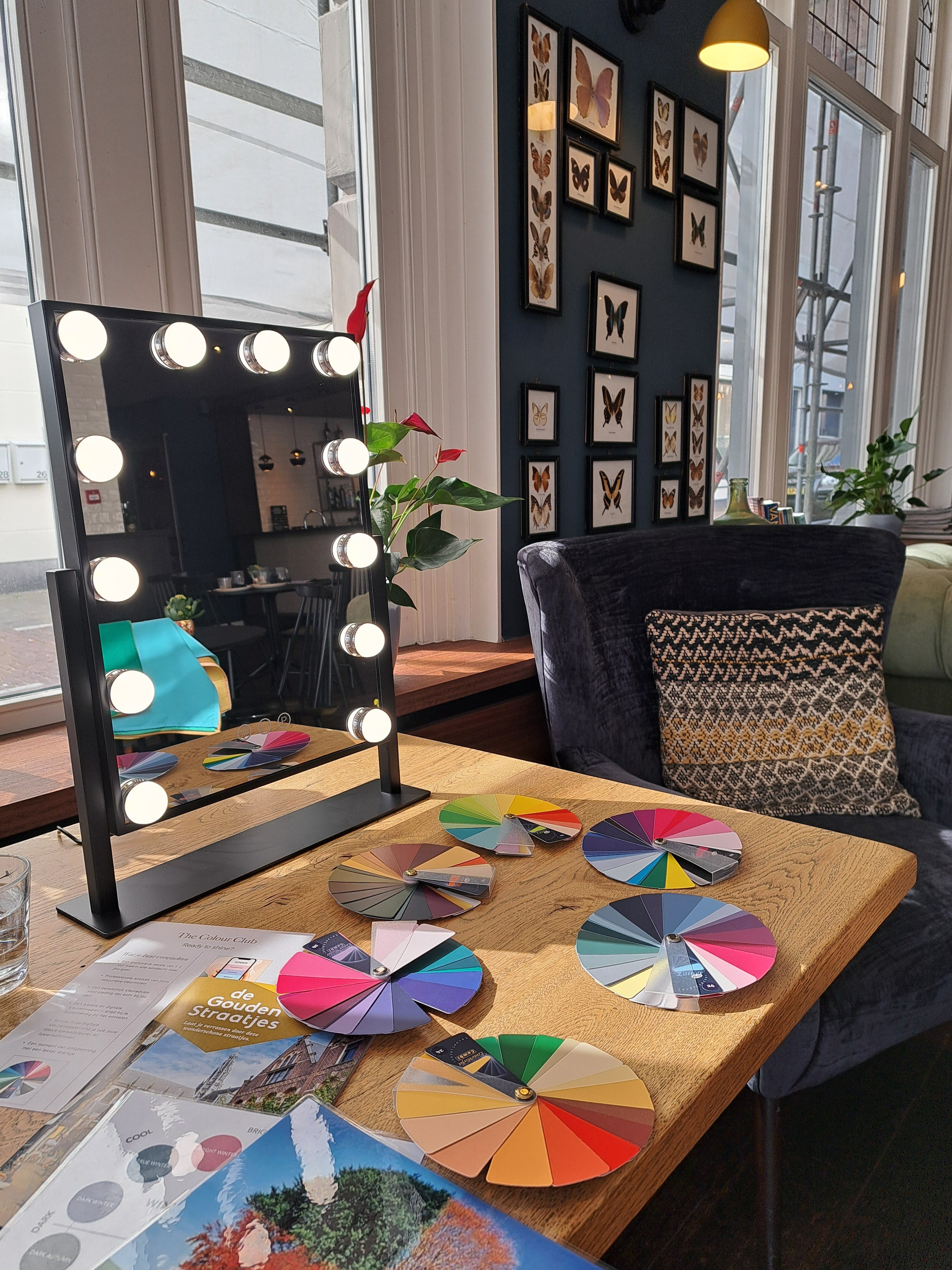 Spiegel en kleurenwaaiers voor een kleurenanalyse